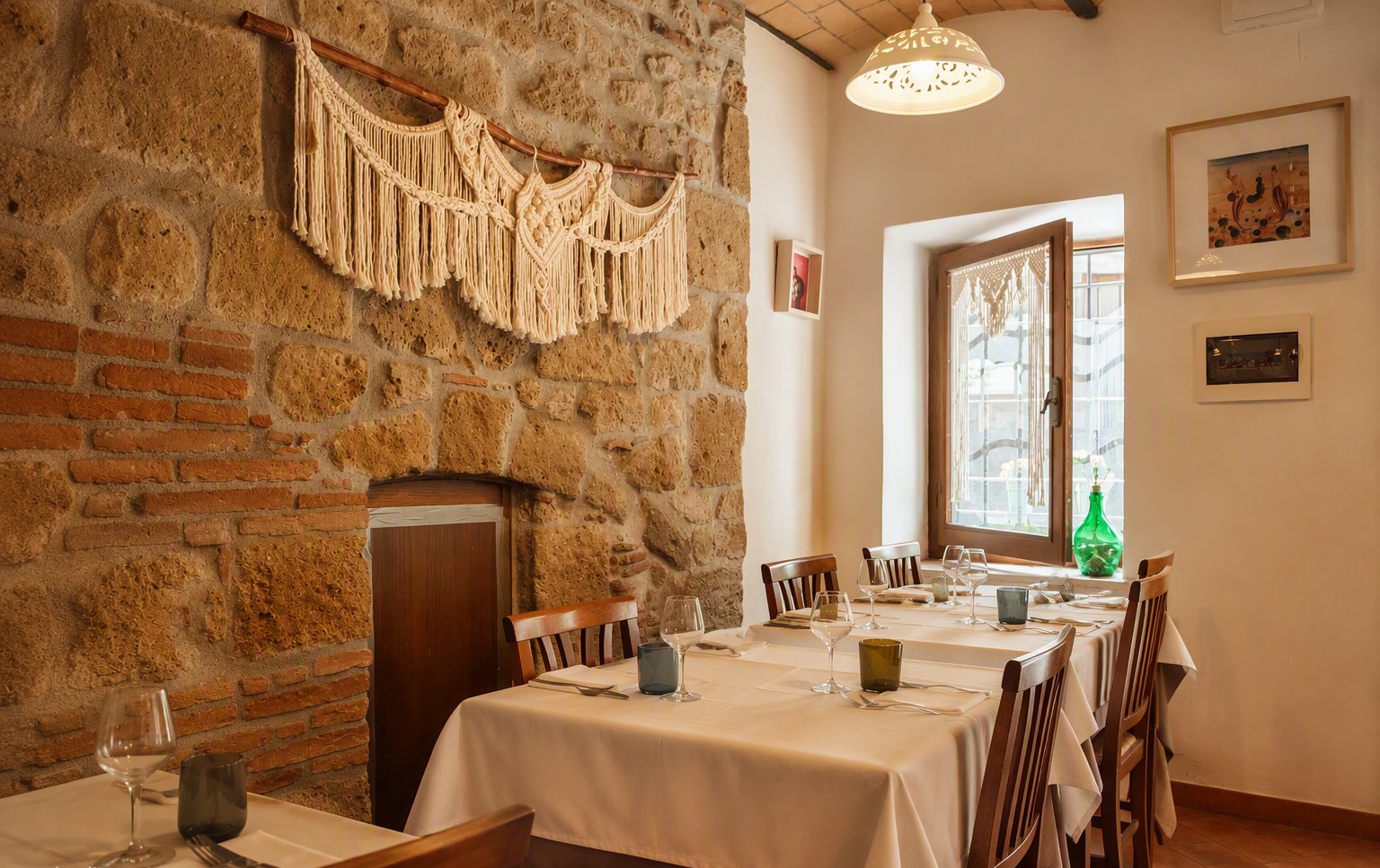 La sala con il muro in pietra e il macramè